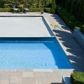Does an Automatic Pool Cover Keep the Pool Warm?
